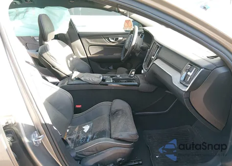 2020 Volvo S60 Hybrid T8 R-Design из США, поврежденный, VIN 7JRBR0FM7LG048519